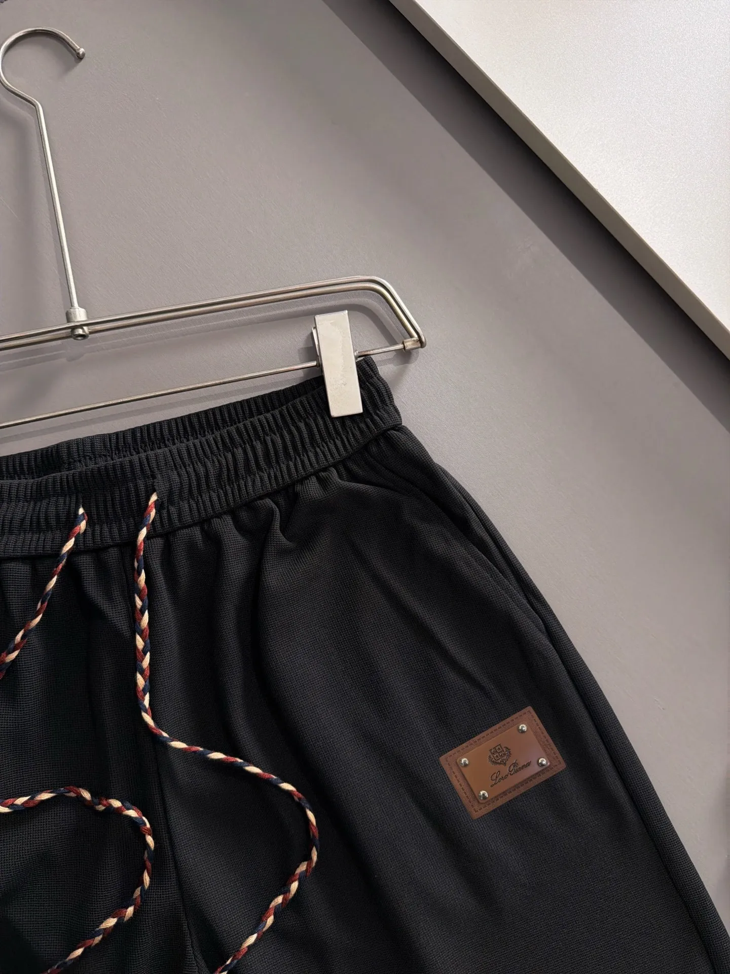 LP 2036 Spring/Summer New Arrival elastic band casual shorts, counter-customized fabric Breathable, high comfort, impeccable details, brand element design concept, reflecting high quality. It feels delicate and soft! It presents a casual cut and the upper body shape is great! Sizes:M-5XL